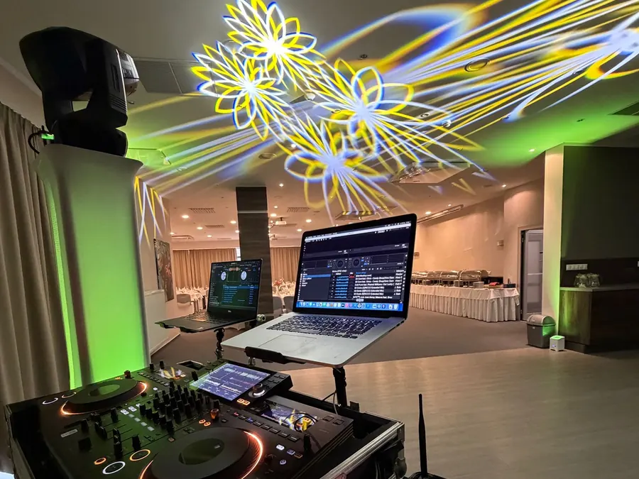 DJ pult a osvetlenie sály